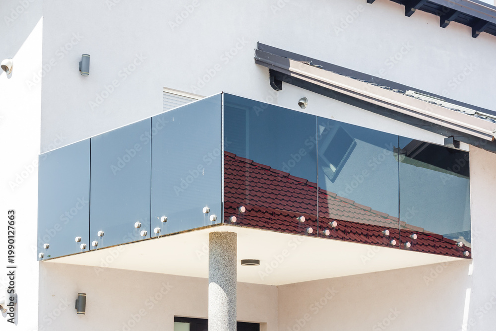 Obraz premium Contemporary frameless glass balustrade on a modern terrace