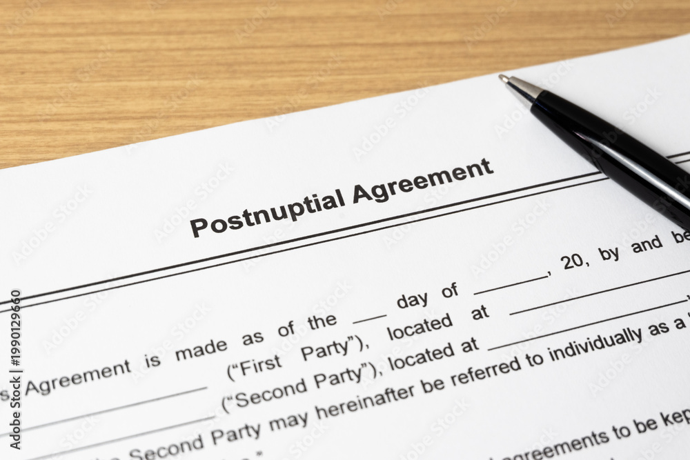 Obraz premium Legal document Postnuptial Agreement on paper close up