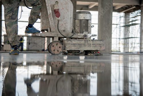 Billede på lærred Construction worker produces the grout and finish wet concrete with a special tool