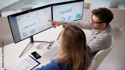 Fotografie Corporate Manager Engaging Team With Advanced ERP Software For Financial