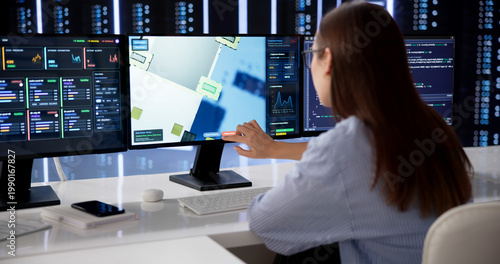 Fotografía Woman Systems Engineer Monitors Multiple Server Data Screens