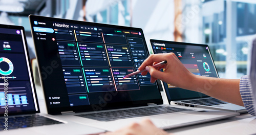 Foto Young Woman Monitors Network Performance