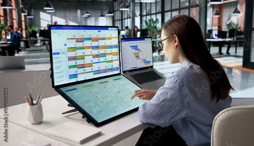 Billede på lærred Woman Uses Computer Software To Manage Project Timeline