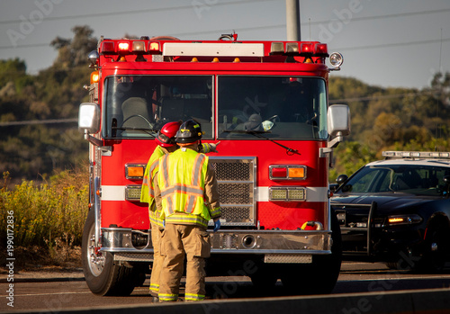 Εκτύπωση καμβά Firefighters and a fire truck at an accident scene on a freeway