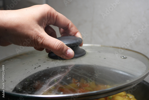 Foto Cooking vegetables in pot at home kitchen during daytime