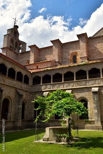 Le cloître du silence et le clocher du monastère royal Saint Thomas à Avila en Espagne