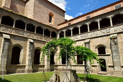 Le cloître du silence du monastère royal Saint Thomas à Avila en Espagne