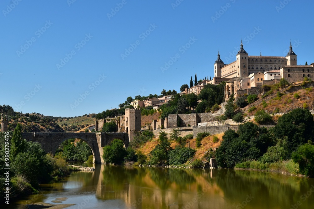 Obraz premium L’Alcazar de Tolède en Espagne surplombant le fleuve Tage