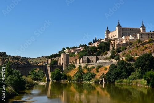 L’Alcazar de Tolède en Espagne surplombant le fleuve Tage