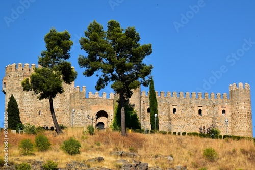 Le château San Servando en face de la ville de Tolède en Espagne