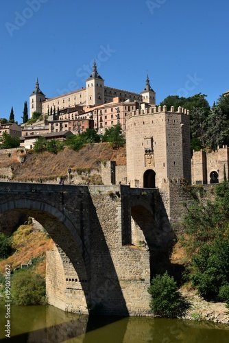 L’Alcazar surplombant la Porte d’Alcantara dans les anciens remparts de Tolède