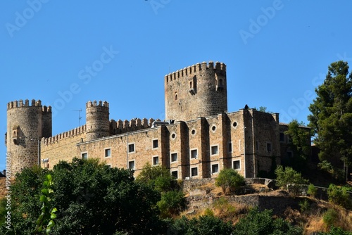 Le château San Servando en face de la ville de Tolède en Espagne