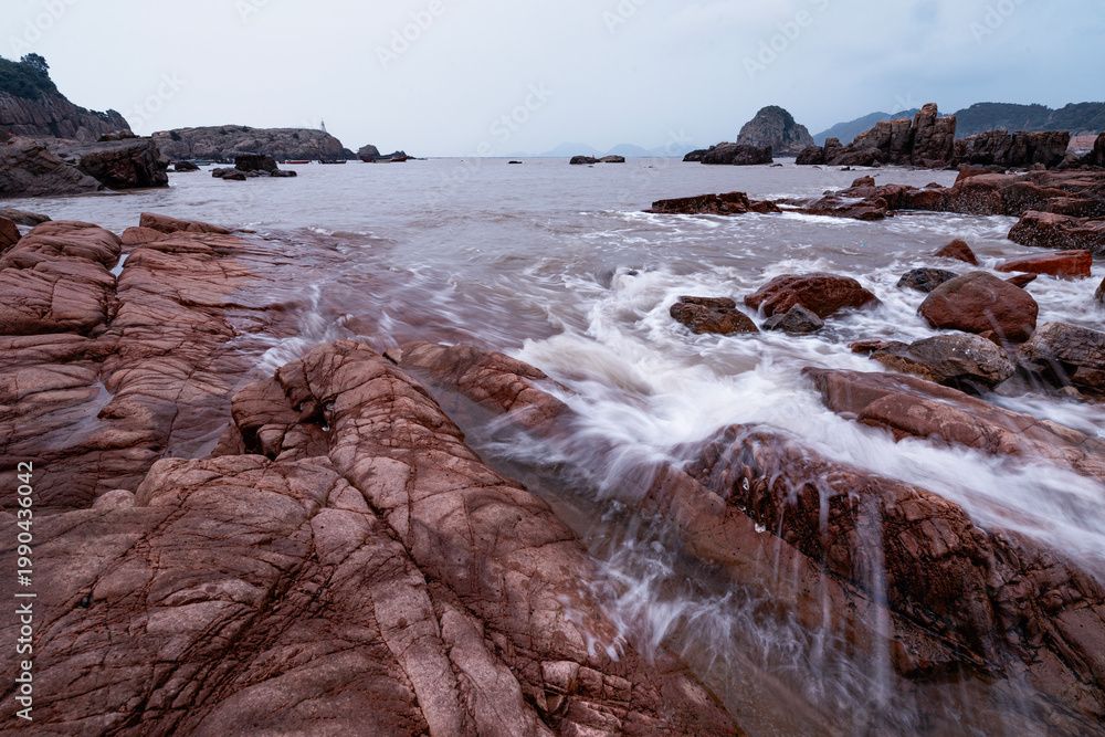 Obraz premium Red Rock Waves on the Misty Coast