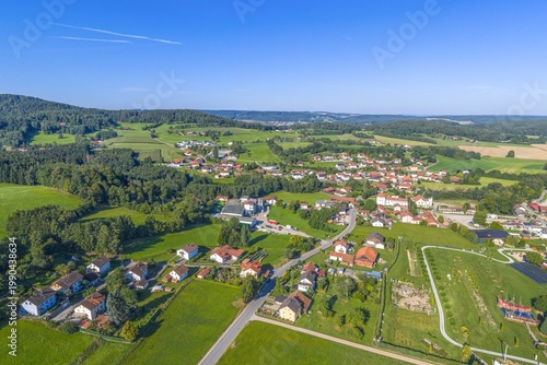 Sommerlicher Blick in den Naturpark Oberer Bayerischer Wald rund um die Ortschaften Loifling und Wilting
