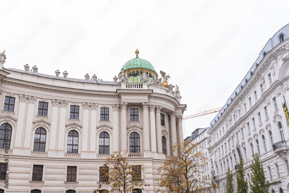 Obraz premium Historic neoclassical architecture along grand city street in Vienna.