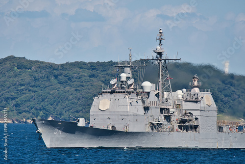 United States Navy USS Antietam (CG-54), Ticonderoga-class guided-missile cruiser sailing in Tokyo Bay, Japan.