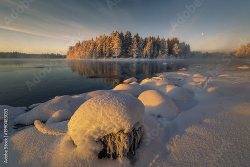 Foto Breathtaking Swedish Lapland scenery, a land of midnight sun, northern lights, a