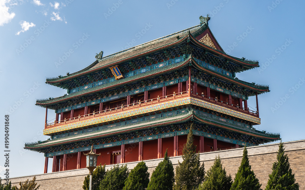 Obraz premium A detailed architectural shot of the historic Zhengyangmen Watchtower in Beijing