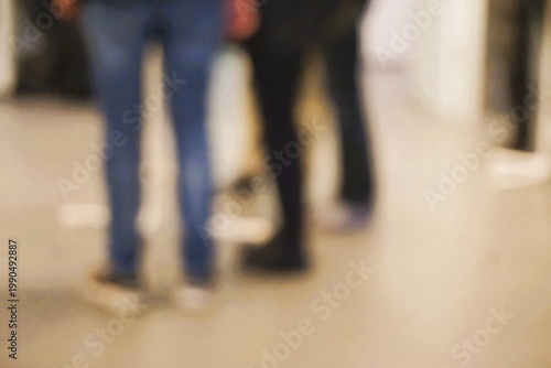 Foto Abstraktes Motiv mit zwei um runden Tisch stehenden Männern mit blauer und schwa