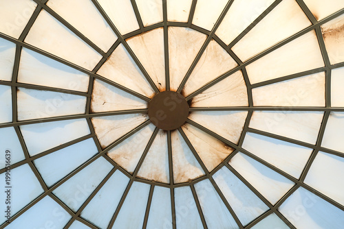 Fotografia Round dome building, view from the inside.
