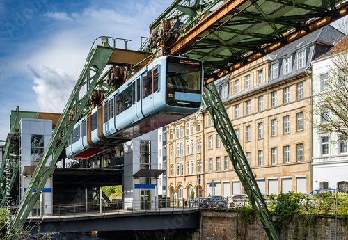 Wuppertal, Nordrhein-Westfalen, Deutschland - Wuppertaler Schwebebahn im April 2026
