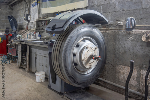 Foto Balancing a truck wheel on an industrial tire changer in a workshop while in mot