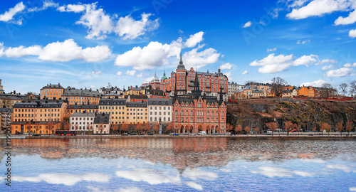 Cuadro en lienzo A panoramic view of colorful historic buildings along the Sodermalm waterfront under a bright blue sky in Stockholm, Sweden