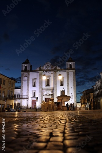 Praça do Giraldo, Évora, by night.