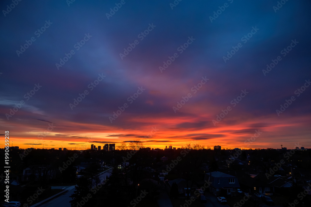 Fototapeta premium City horizon in silhouette during an awesome sunrise