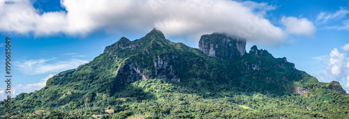 Fotografía panoramic aerial view of green hilly landscape around the Mountain Range with Mo
