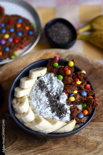 breakfast bowl with Americano cookies and banana