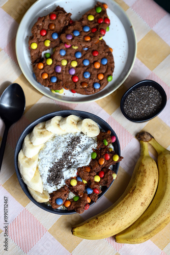 breakfast bowl with Americano cookies and banana