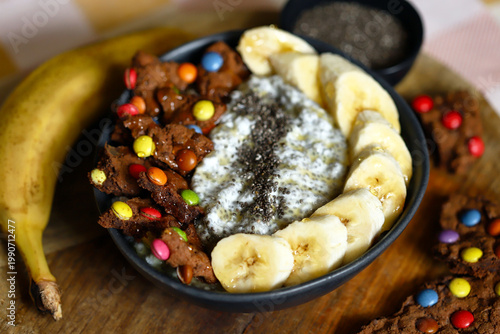 breakfast bowl with Americano cookies and banana