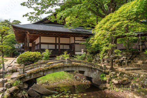 Tableau sur toile Zenno-ji Temple and stone bridge surrounded by greenery in Takayama