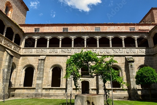 Le cloître du silence du monastère royal Saint Thomas à Avila en Espagne