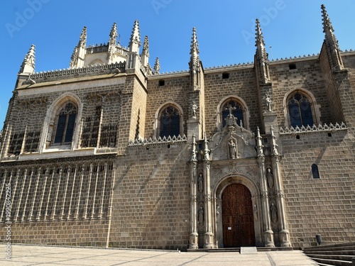La façade du monastère Saint Jean des Rois à Tolède en Espagne