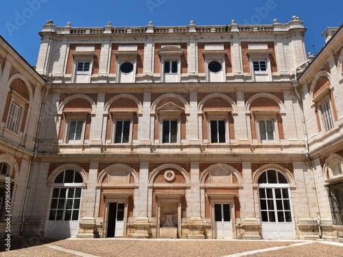 Façade sur la cour intérieure du palais royal d’Aranjuez en Espagne