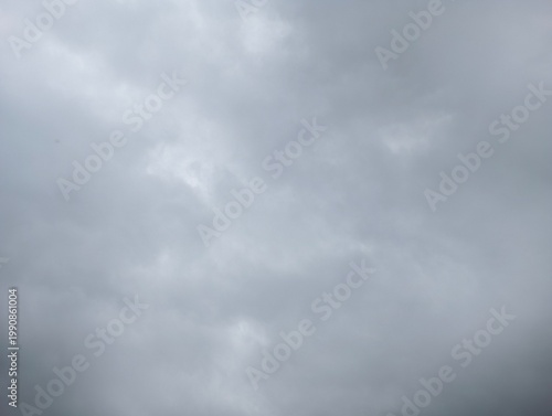 Cuadro en lienzo A dramatic view of a grey overcast sky filled with heavy storm clouds