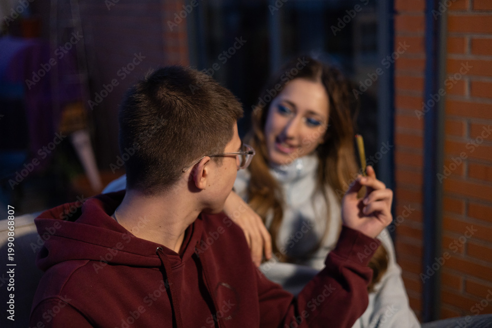 Naklejka premium Young couple enjoying conversation and cannabis together