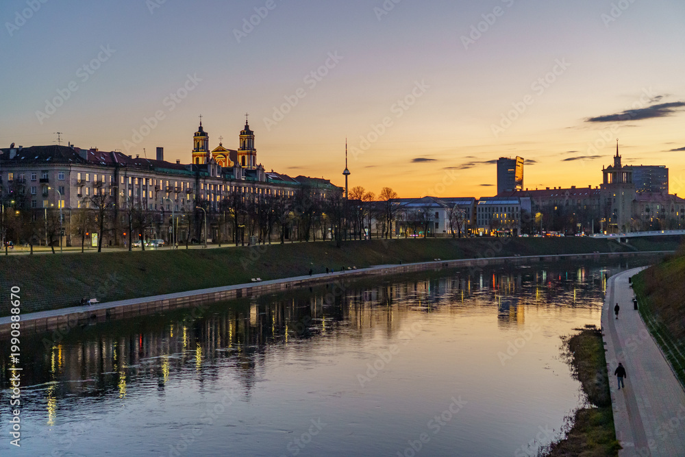Fototapeta premium Vilnius in Litauen in der Nacht