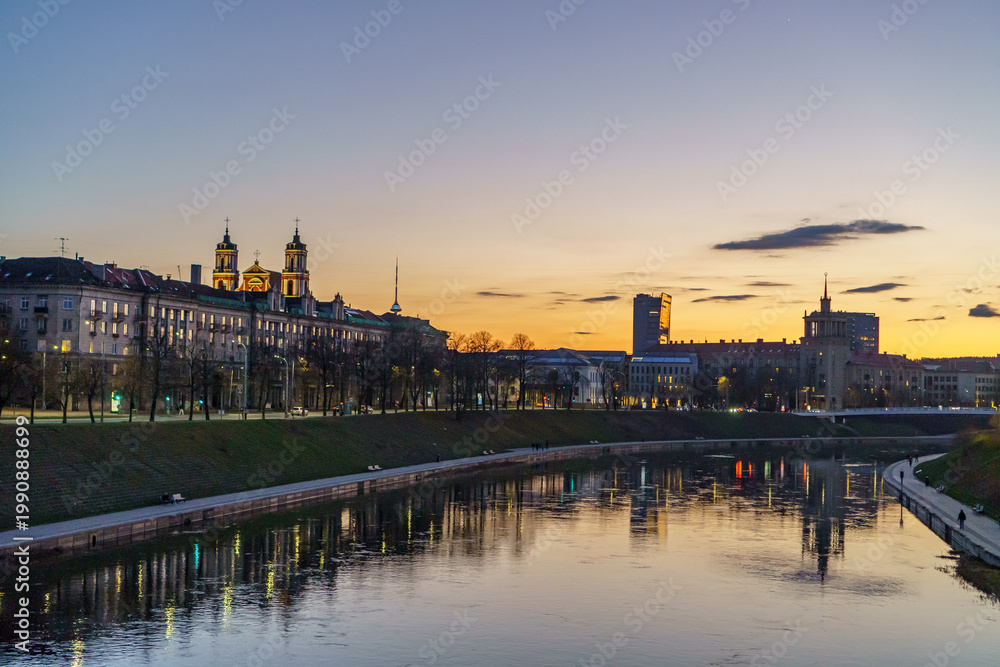Fototapeta premium Vilnius in Litauen in der Nacht