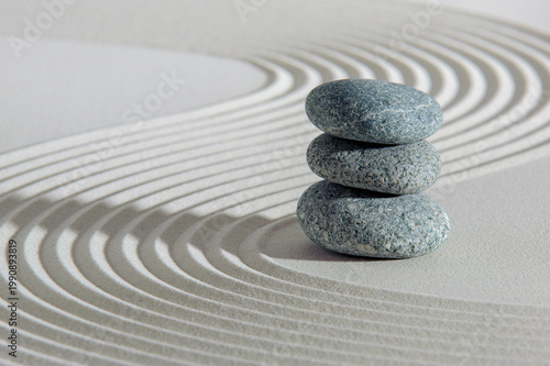 Japanischer ZEN Garten der Ruhe und Entspannung mit Stein in strukturiertem Sand
