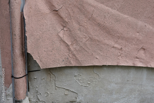 Obraz na płótnie Plaque de peinture rose qui sue décolle d'un mur