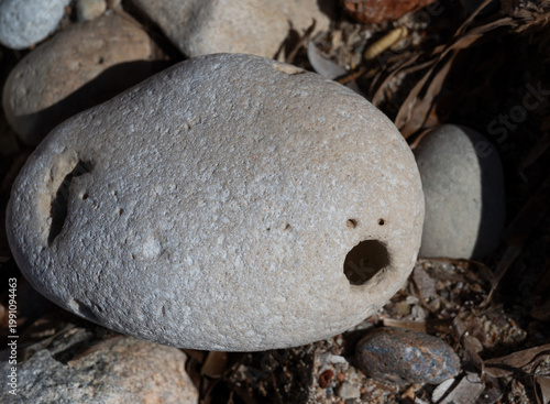 Foto curiosa piedra que parece una boca y dos ojitos en Cala des Canutells, Menorca, Islas Baleares