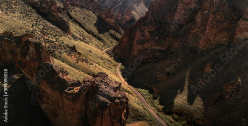 Foto Aerial View of Dramatic Red Rock Canyon Walls and Cliffs, Leslie Gulch Eastern O
