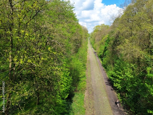 Chemin rectiligne de la Trouée de Wallers‑Arenberg en pleine nature, Porte du Hainaut, Hauts-de-France, Nord