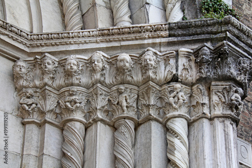 mezzi capitelli sullo stipite del portale della chiesa di San Francesco a Piacenza