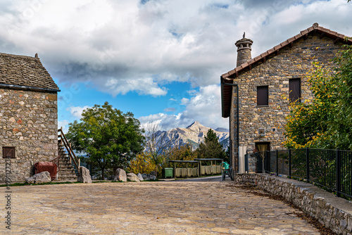 Foto The old village of Tella and the surrounding landscape in Huesca