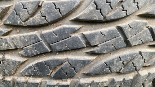 Foto Close Up Texture of Dirty Off-Road Car Tire Tread with Dust