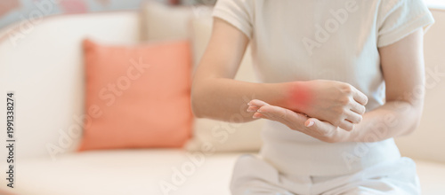 Tableau sur toile Woman having wrist pain for Carpal Tunnel Syndrome, Wrist Tendinitis, muscle ach